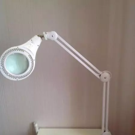 Cosmetology Lamps-Magnifiers: Para sa manicure floor lamp sa isang tripod at iba pa para sa mga cosmetologist, cosmetic na may backlight at walang 4139_17