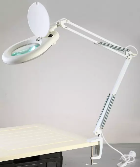 Lamps Cosmetology-Magnifiers: Për llambat e dyshemesë manikyr në një trekëmbësh dhe të tjerët për kozmetologë, kozmetikë me backlight dhe pa 4139_3
