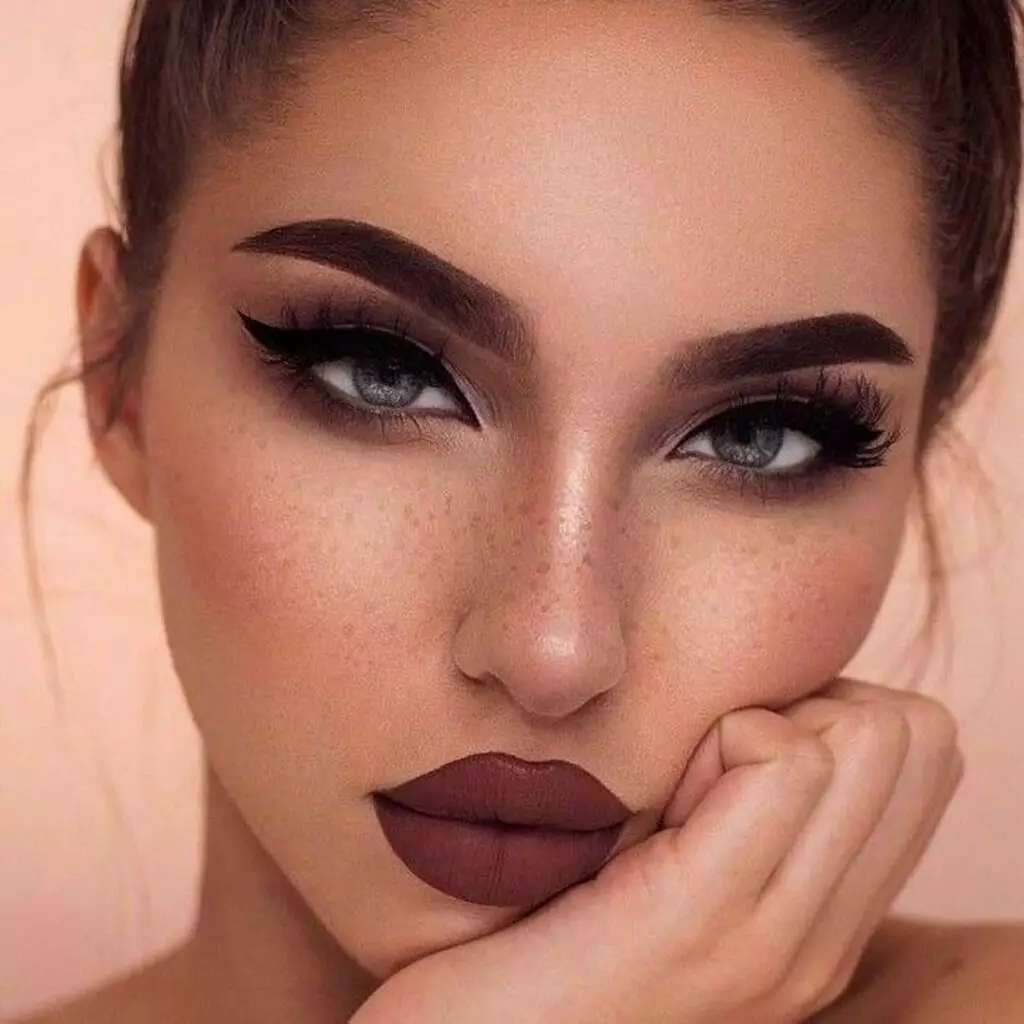 Cool Makeup: Wéi ee schéinste Make-up Girl Schrëtt vum Schrëtt maachen? Ganz cool Iddien vun einfache Make-up 4144_20