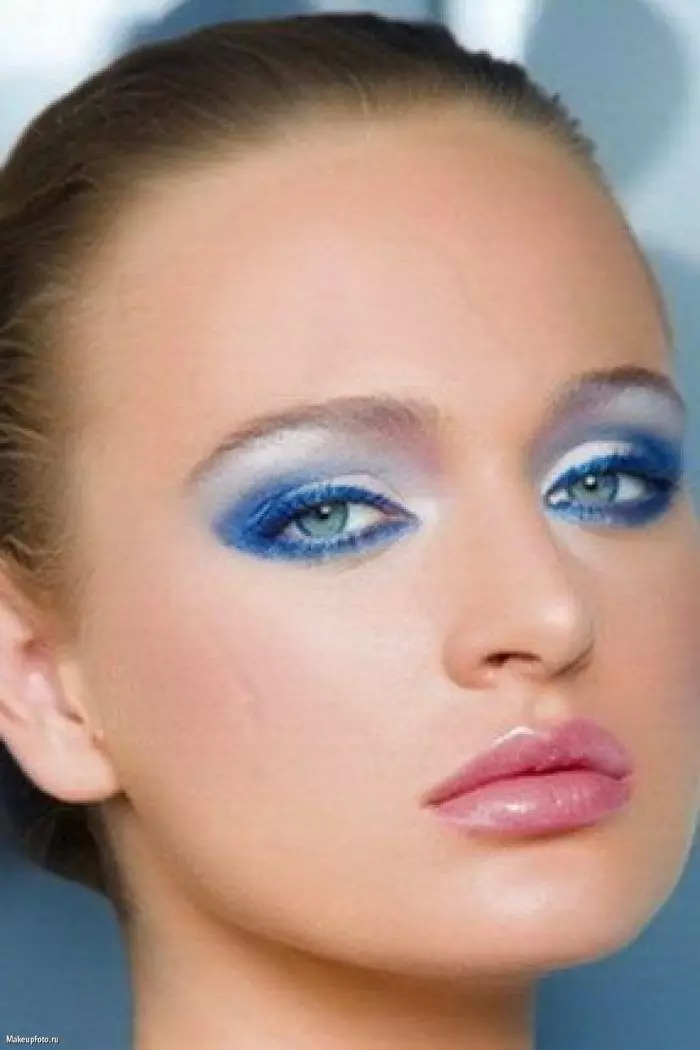 Make-up in kalten Farben: Wie man Make-up in kalten Farbtönen auf der Haarfarbe macht? Beste Optionen und Funktionen 4148_5