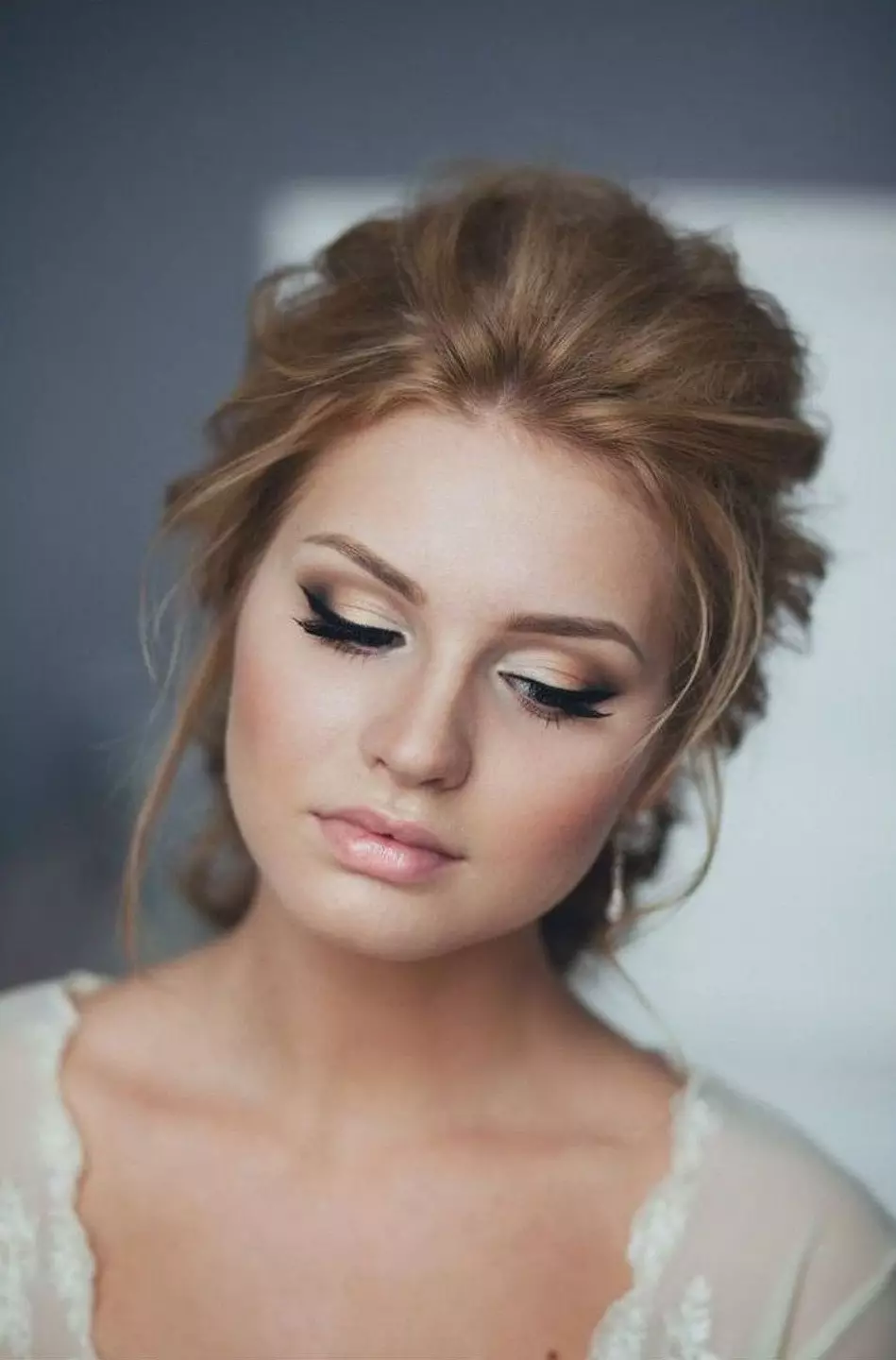 makeup pengantin untuk mata cokelat (66 foto): untuk berambut cokelat dan pirang. makeup ringan untuk pernikahan untuk pengantin-pengantin. Pilihan yang sulit bagi pirang 4152_48