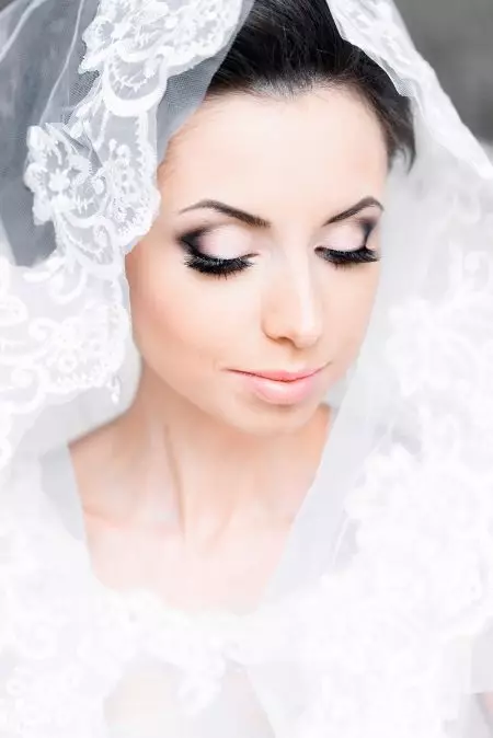Μακιγιάζ γάμου για καστανά μάτια (66 φωτογραφίες): για brunettes και blondes. Φως μακιγιάζ για ένα γάμο για νύφες νύφες. Λεπτές επιλογές για ξανθά 4152_65