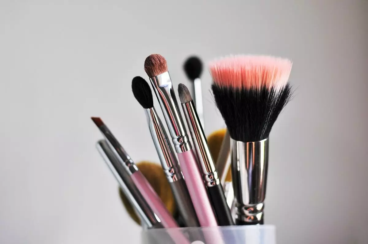 Naturbürsten für Make-up: Was ist besser - von einem natürlichen Haufen oder aus synthetischem? Wie waschen Sie Bürsten? Was sind Sie? 4165_8
