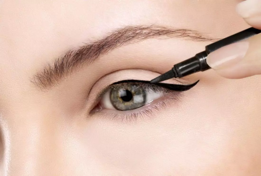 Jak malować oczy eyeliner? Jak zrobić makijaż makijażu? Piękne przykłady. Czerwony i biały płynny eyeliner, stykiernik i inne opcje 4173_2