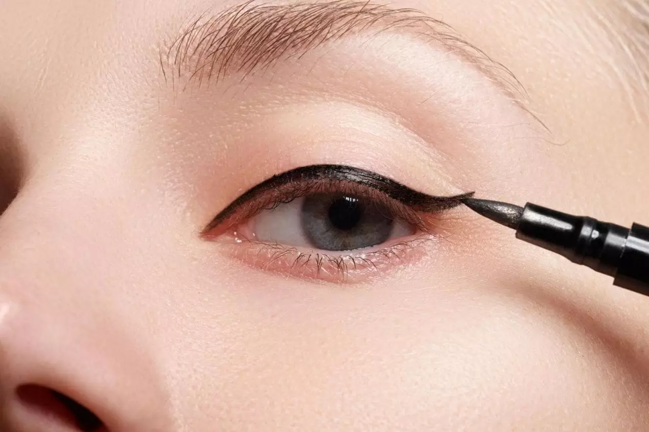 Jak malować oczy eyeliner? Jak zrobić makijaż makijażu? Piękne przykłady. Czerwony i biały płynny eyeliner, stykiernik i inne opcje 4173_22