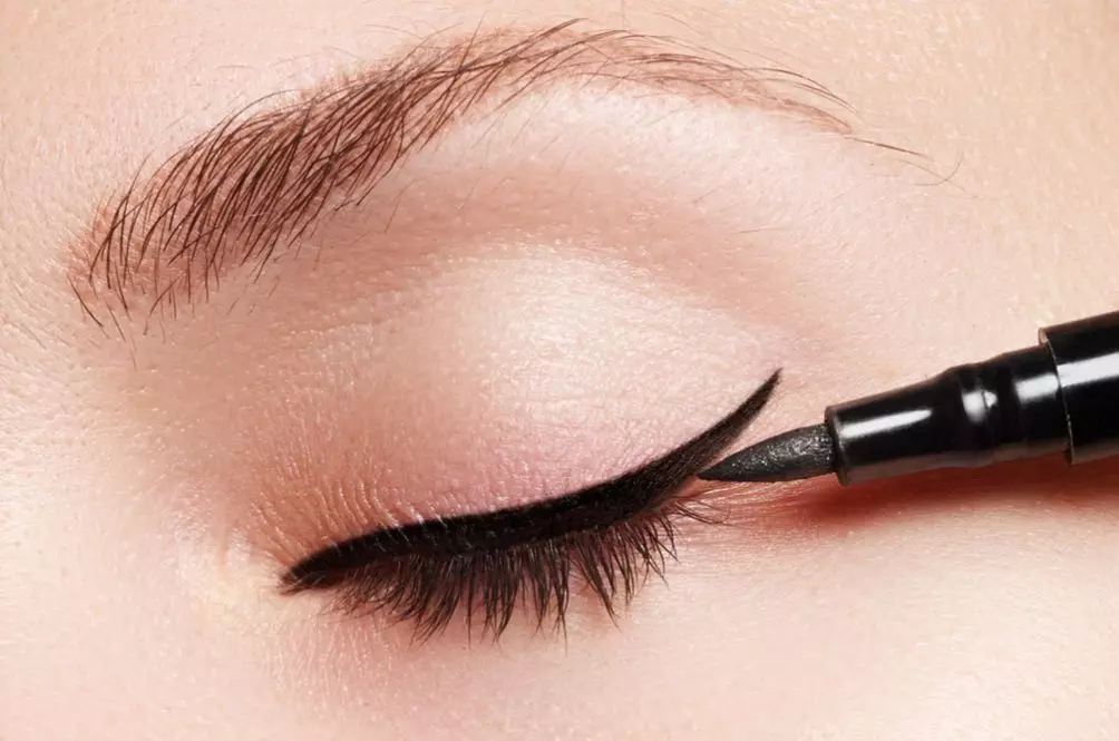 Jak malować oczy eyeliner? Jak zrobić makijaż makijażu? Piękne przykłady. Czerwony i biały płynny eyeliner, stykiernik i inne opcje 4173_23