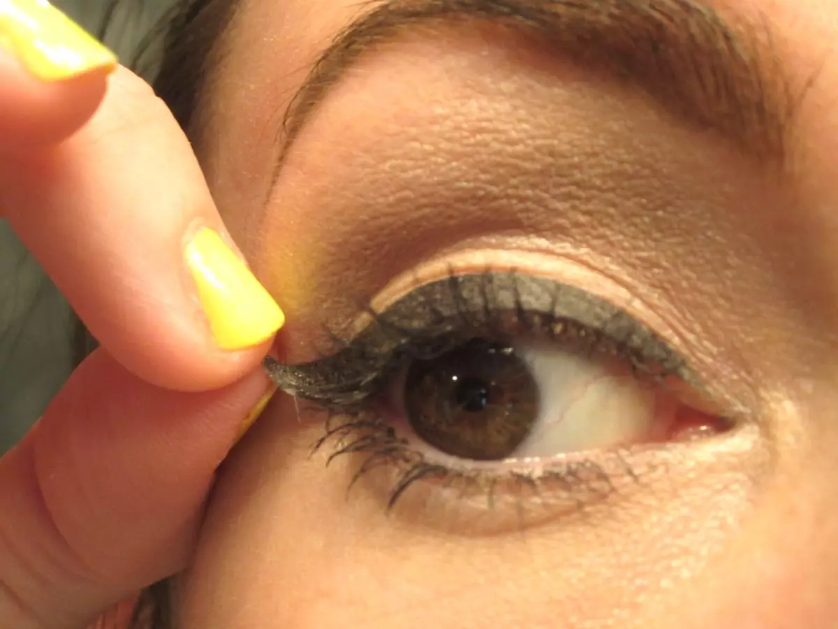 Jak malować oczy eyeliner? Jak zrobić makijaż makijażu? Piękne przykłady. Czerwony i biały płynny eyeliner, stykiernik i inne opcje 4173_27