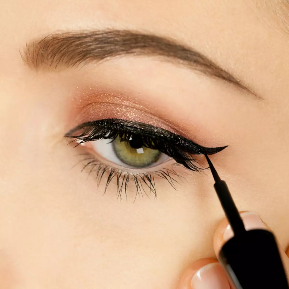 Jak malować oczy eyeliner? Jak zrobić makijaż makijażu? Piękne przykłady. Czerwony i biały płynny eyeliner, stykiernik i inne opcje 4173_8
