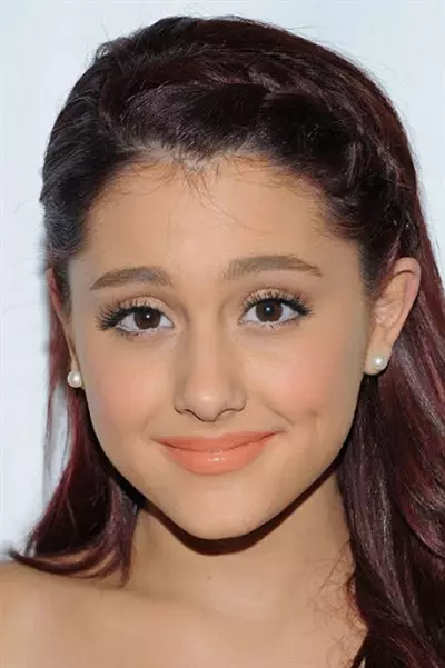 Smink Ariana Grande: lépésenkénti létrehozás smink az Ariana Grande stílusában, hasznos ajánlások 4174_11