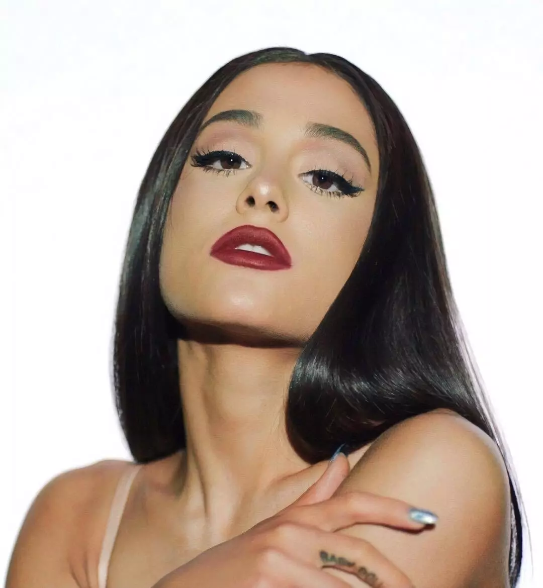 Makeup Ariana Grande: Kirrûbirra Step-by-Step Di şêweya Ariana Grande, Pêşniyarên bikêr 4174_12