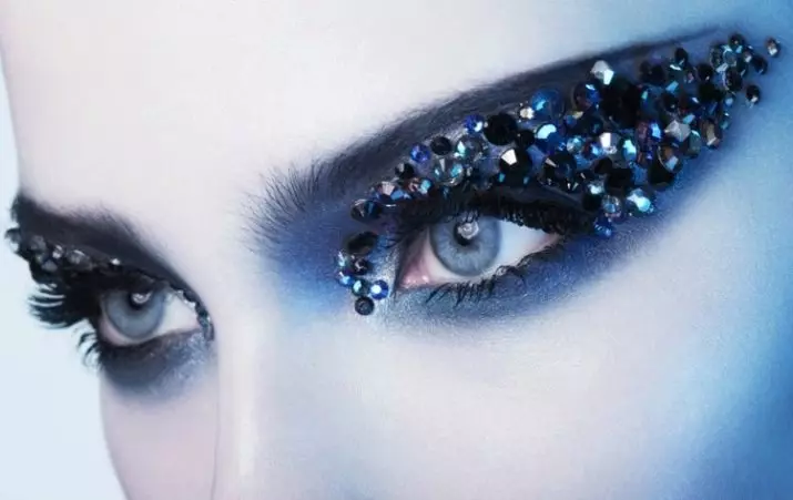 Makeup le rhinestones: rhinestones sna súile agus áiteanna eile ar an duine. Makeup bándearg éadrom agus smaointe simplí eile 4176_6