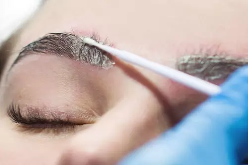 Fjerner tatoveringen av øyenbrynene (18 bilder): Fjern du en laser og hvordan du raskt og effektivt trekker seg hjemme? Hvordan bringe en rehemver? Vurderinger. 4181_12