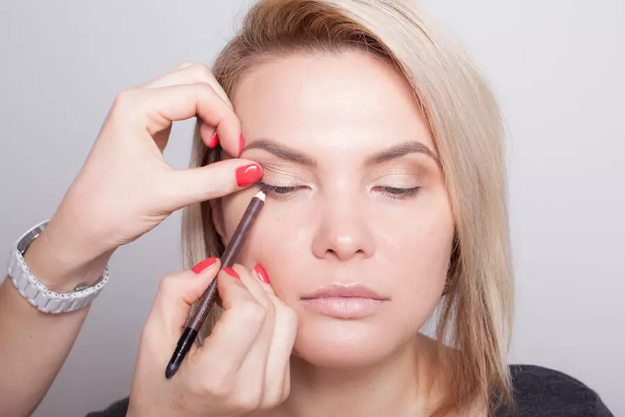 Makeup ji bo çavên qehweyî bi temenê xwe (37 wêneyan): Makeup Step-by-gav ji bo porên tarî û ronahî, makeupa casual û êvarê li malê 4184_7