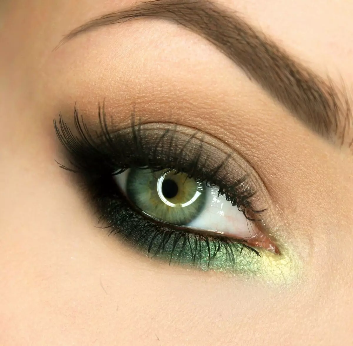 Makeup for grønne øjne og mørkt hår (37 billeder): trin-for-trin instruktioner. Er der en nøgenbrunette makeup egnet med grønne øjne? Nuancer til mørkt blond hår 4185_11