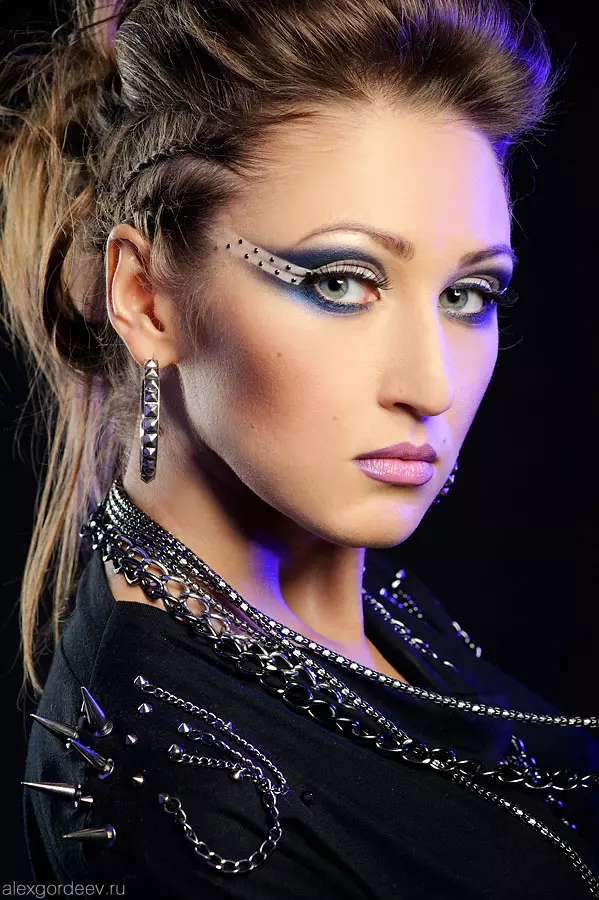 Punk Style Make-up: Make-up Doe het zelf voor stap voor meisjes. Wanneer is hij geschikt? Mooie voorbeelden 4189_3