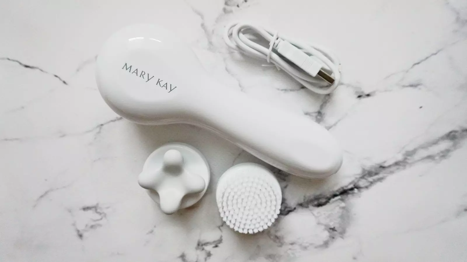 Mary Kay asangana neBrushes: Masagi ekucheneswa kwakadzika. Mashandisiro Aungaita Massage Brushes yekuchenesa kwechiso? Ongororo 4199_14