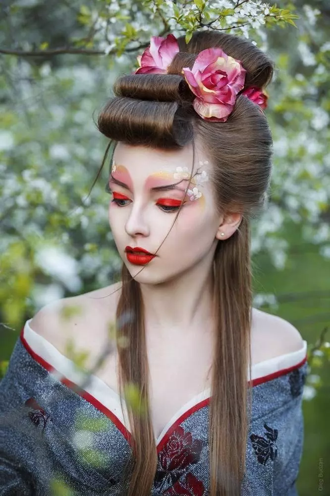 Ŝminko laŭ la stilo de japana geisha (54 fotoj): Kiel fari simplan meycap hejme? Kio bezonos ĉi tion? Belaj ekzemploj 4202_11