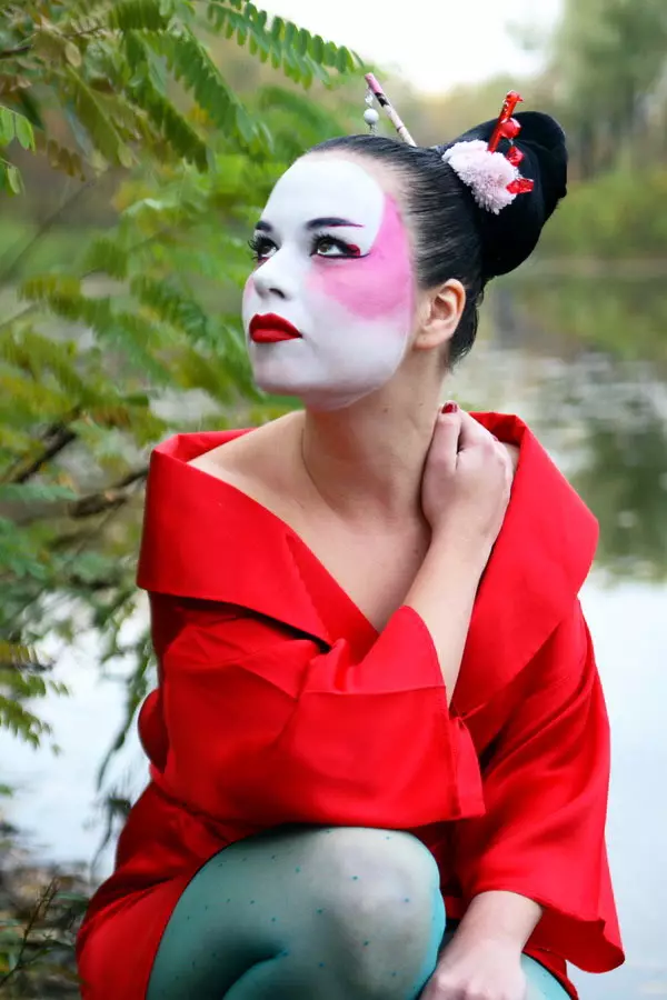 Make-up v štýle japonskej Geisha (54 fotografií): Ako urobiť jednoduchú Meycap doma? Čo na to bude potrebné? Krásne príklady 4202_12