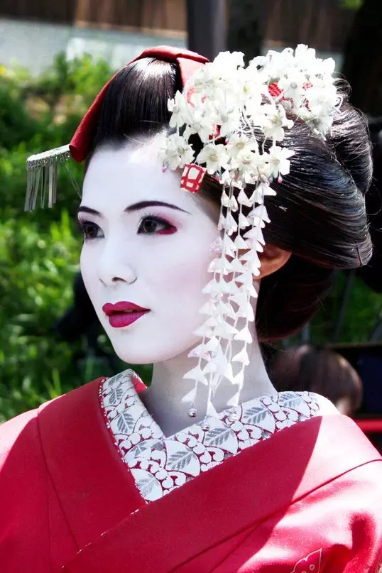Make-up v štýle japonskej Geisha (54 fotografií): Ako urobiť jednoduchú Meycap doma? Čo na to bude potrebné? Krásne príklady 4202_15