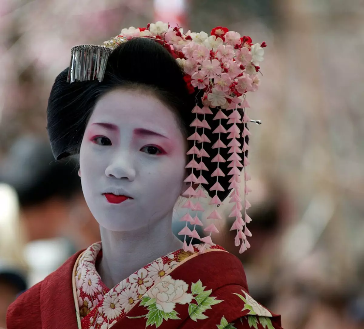 Ŝminko laŭ la stilo de japana geisha (54 fotoj): Kiel fari simplan meycap hejme? Kio bezonos ĉi tion? Belaj ekzemploj 4202_16