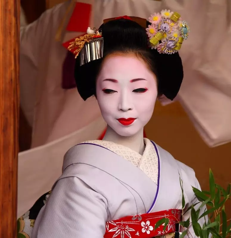 Make-up v štýle japonskej Geisha (54 fotografií): Ako urobiť jednoduchú Meycap doma? Čo na to bude potrebné? Krásne príklady 4202_18