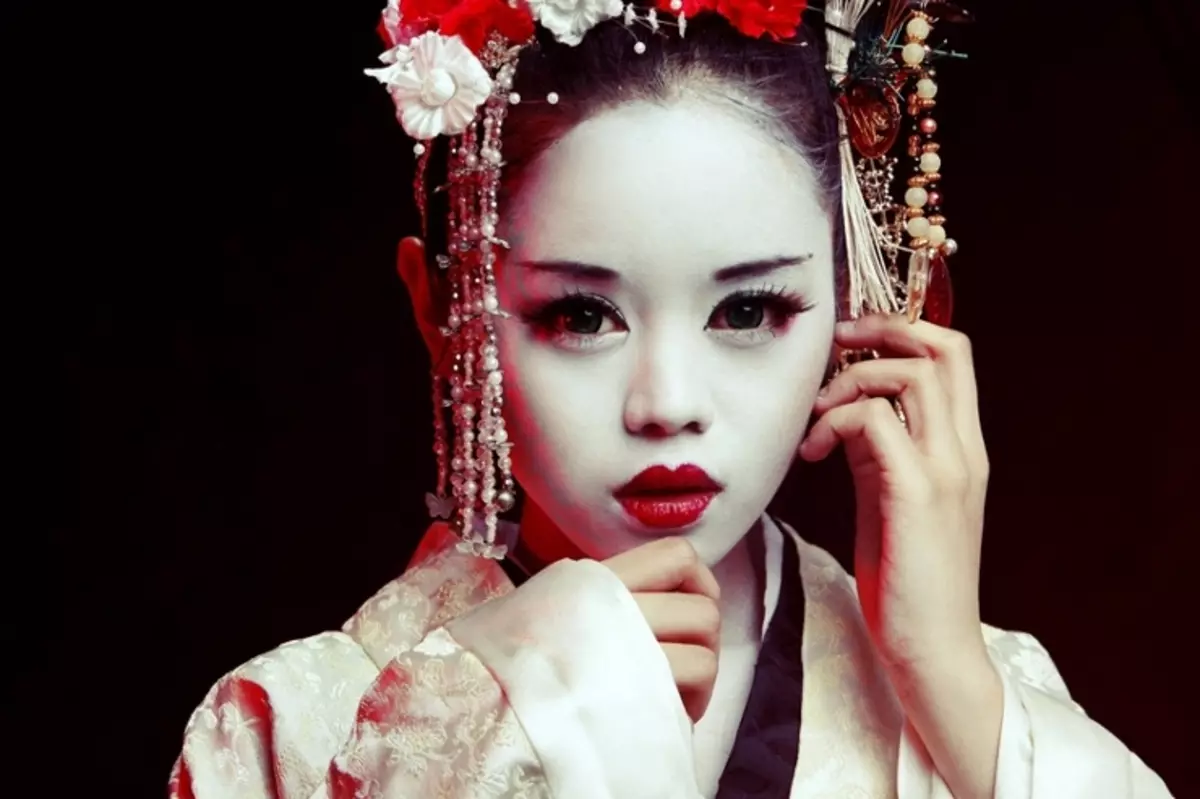 Ŝminko laŭ la stilo de japana geisha (54 fotoj): Kiel fari simplan meycap hejme? Kio bezonos ĉi tion? Belaj ekzemploj 4202_19