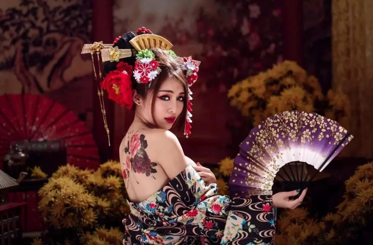 Ŝminko laŭ la stilo de japana geisha (54 fotoj): Kiel fari simplan meycap hejme? Kio bezonos ĉi tion? Belaj ekzemploj 4202_2