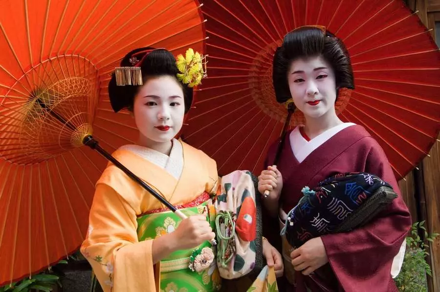 Make-up v štýle japonskej Geisha (54 fotografií): Ako urobiť jednoduchú Meycap doma? Čo na to bude potrebné? Krásne príklady 4202_20