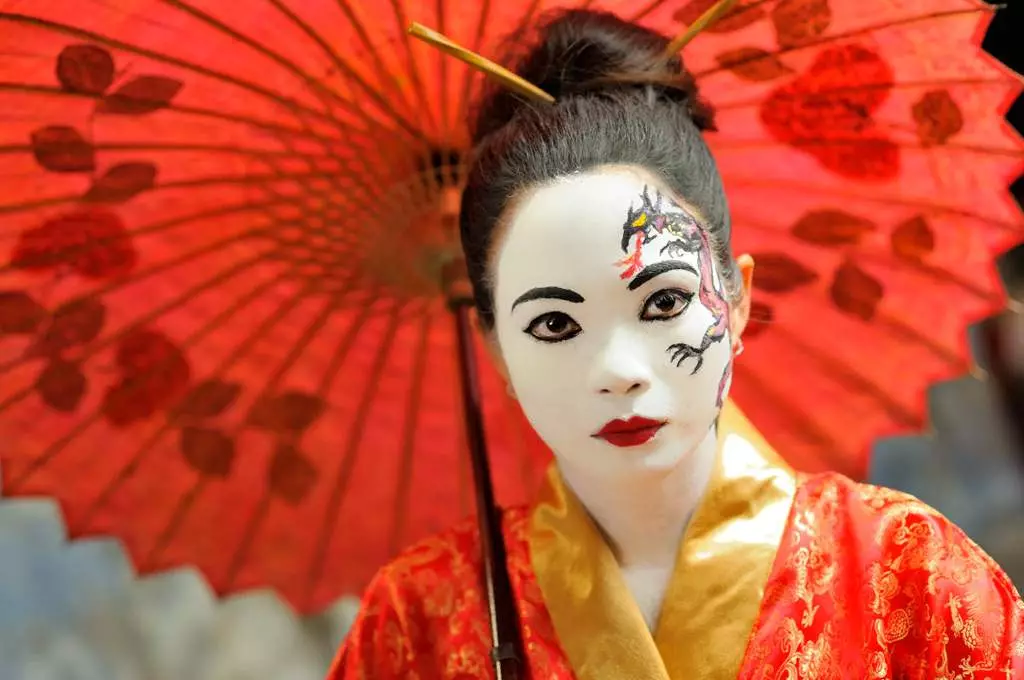 Ŝminko laŭ la stilo de japana geisha (54 fotoj): Kiel fari simplan meycap hejme? Kio bezonos ĉi tion? Belaj ekzemploj 4202_21