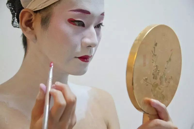Ŝminko laŭ la stilo de japana geisha (54 fotoj): Kiel fari simplan meycap hejme? Kio bezonos ĉi tion? Belaj ekzemploj 4202_24