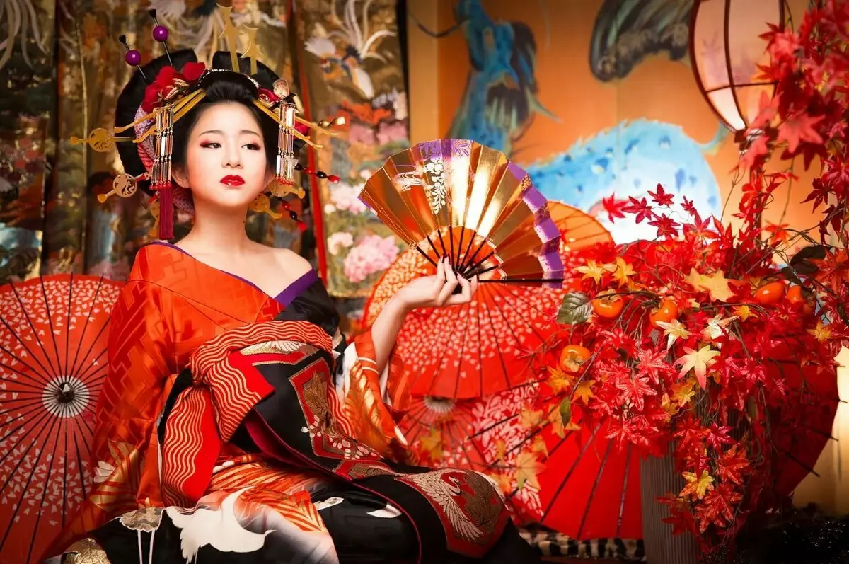 Ŝminko laŭ la stilo de japana geisha (54 fotoj): Kiel fari simplan meycap hejme? Kio bezonos ĉi tion? Belaj ekzemploj 4202_3