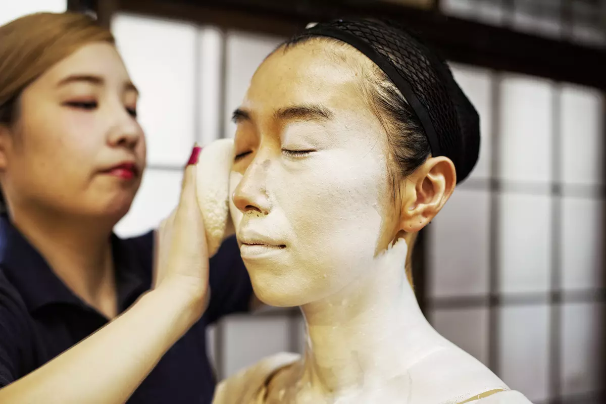 Make-up v štýle japonskej Geisha (54 fotografií): Ako urobiť jednoduchú Meycap doma? Čo na to bude potrebné? Krásne príklady 4202_36