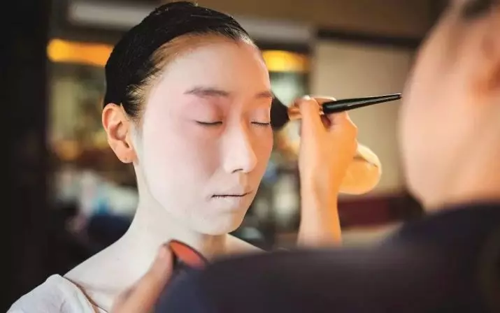 Make-up v štýle japonskej Geisha (54 fotografií): Ako urobiť jednoduchú Meycap doma? Čo na to bude potrebné? Krásne príklady 4202_39