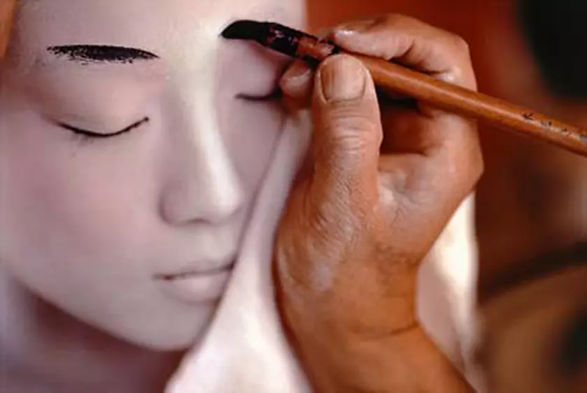 Make-up v štýle japonskej Geisha (54 fotografií): Ako urobiť jednoduchú Meycap doma? Čo na to bude potrebné? Krásne príklady 4202_40