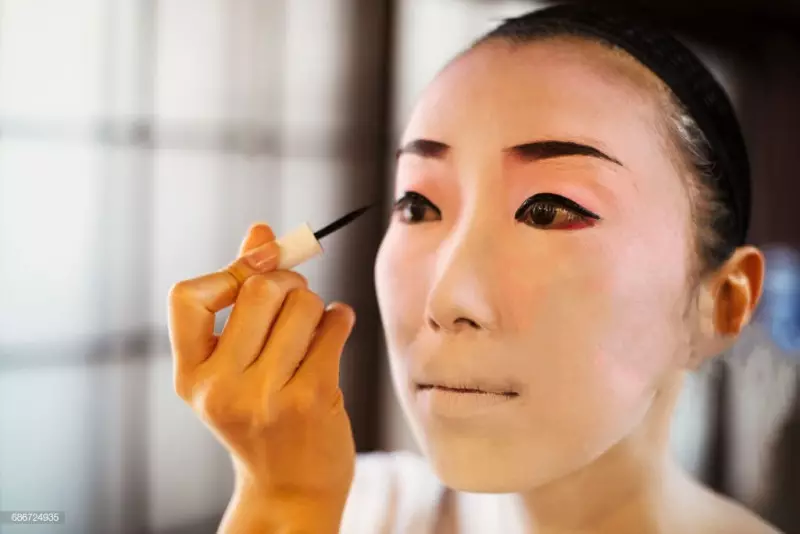 Make-up v štýle japonskej Geisha (54 fotografií): Ako urobiť jednoduchú Meycap doma? Čo na to bude potrebné? Krásne príklady 4202_41
