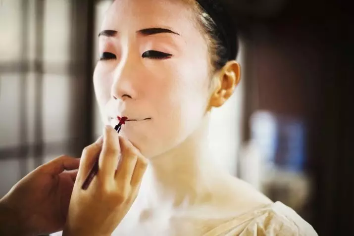 Make-up v štýle japonskej Geisha (54 fotografií): Ako urobiť jednoduchú Meycap doma? Čo na to bude potrebné? Krásne príklady 4202_46