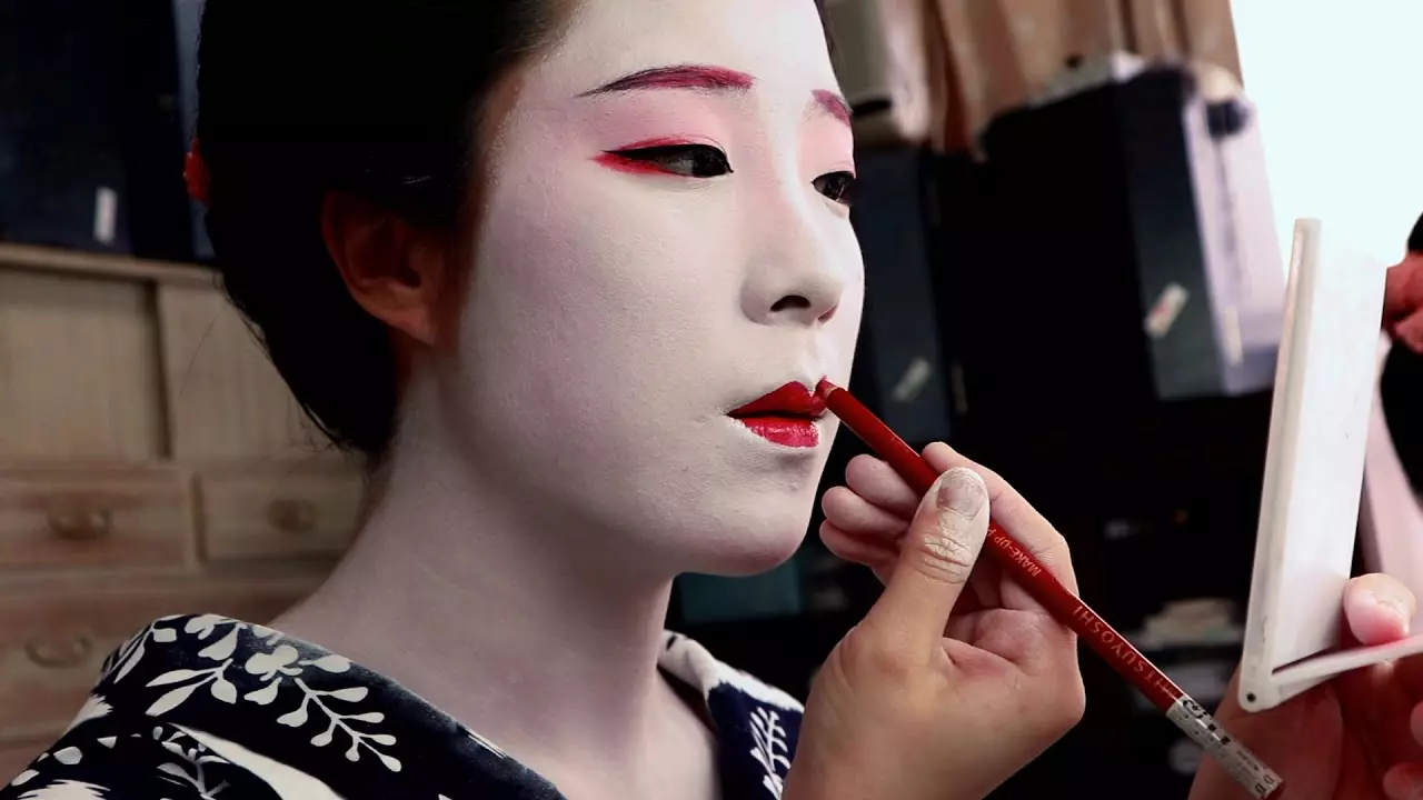 Ŝminko laŭ la stilo de japana geisha (54 fotoj): Kiel fari simplan meycap hejme? Kio bezonos ĉi tion? Belaj ekzemploj 4202_47
