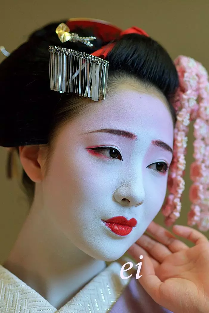 Make-up v štýle japonskej Geisha (54 fotografií): Ako urobiť jednoduchú Meycap doma? Čo na to bude potrebné? Krásne príklady 4202_5