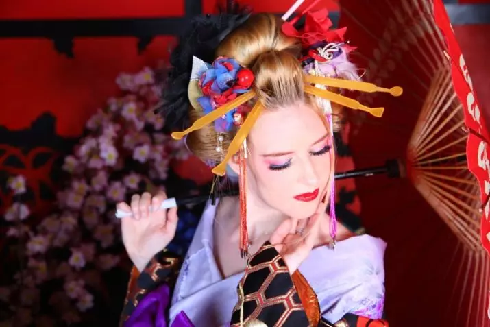 Ŝminko laŭ la stilo de japana geisha (54 fotoj): Kiel fari simplan meycap hejme? Kio bezonos ĉi tion? Belaj ekzemploj 4202_53