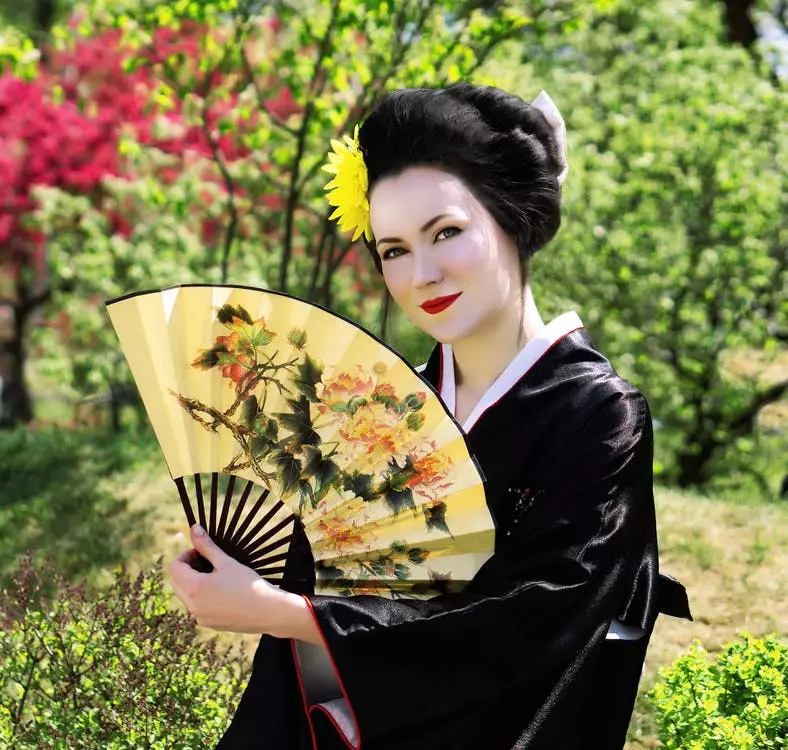 Ŝminko laŭ la stilo de japana geisha (54 fotoj): Kiel fari simplan meycap hejme? Kio bezonos ĉi tion? Belaj ekzemploj 4202_6