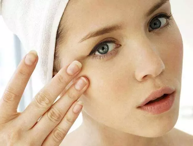面部無色指甲花：如何使用白色的hu nu for皮膚皮膚，對此有何影響？她幫助痤瘡和皺紋嗎？ 4208_7