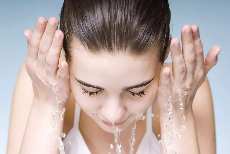 Spirulina v kosmetologii: Jak používají Spirulina pro kůži obličeje z akné a vrásek? Užitečné vlastnosti řas a recenzí kosmetologů 4212_8