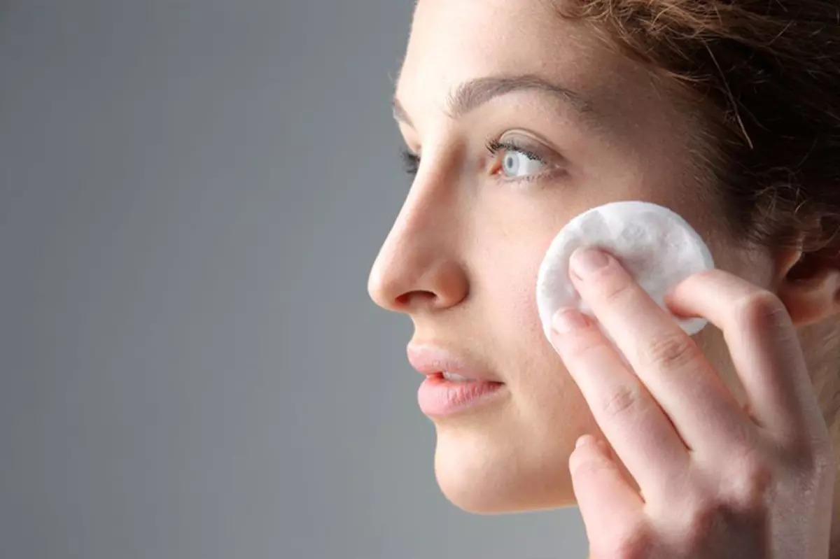 Vinagre de Apple Eye: Como limpar a pel con acne e engurras, usar en máscara de cosmetologia a partir de puntos de pigmento, comentarios 4225_14