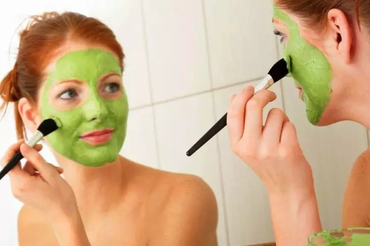 Parsley for the face: whitening mask from pigment spots at home, ice with a juice from wrinkles around the eyes, reviews 4229_12