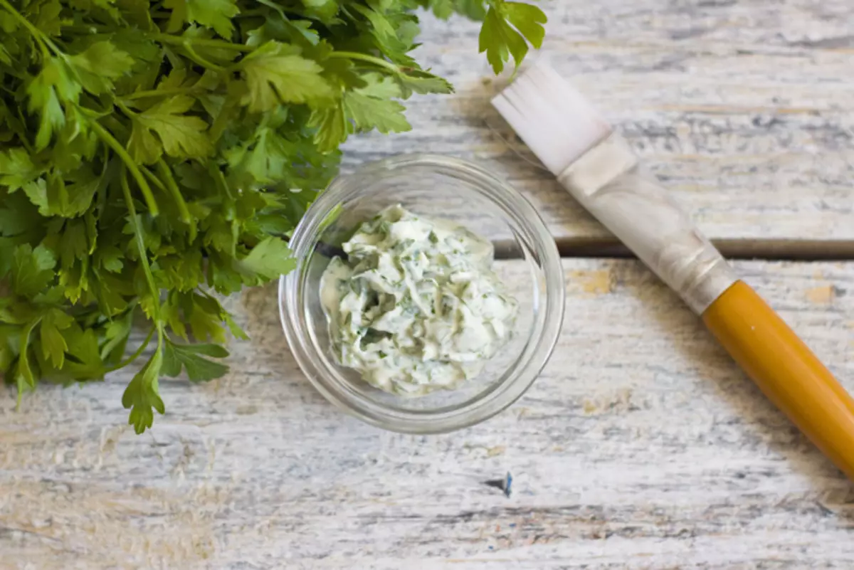 Parsley for the face: whitening mask from pigment spots at home, ice with a juice from wrinkles around the eyes, reviews 4229_21