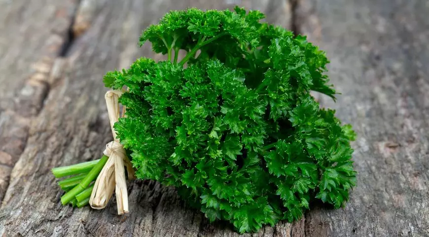 Parsley for the face: whitening mask from pigment spots at home, ice with a juice from wrinkles around the eyes, reviews 4229_3