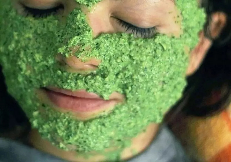 Parsley for the face: whitening mask from pigment spots at home, ice with a juice from wrinkles around the eyes, reviews 4229_6
