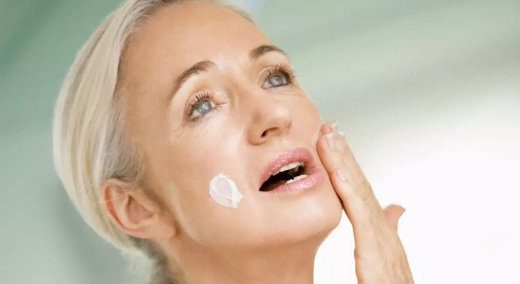 Coidado cara a cara: despois de 40-45 anos, asesoramento cosmético, procedementos cosméticos e medios para o rexuvenecemento da pel na casa 4237_21