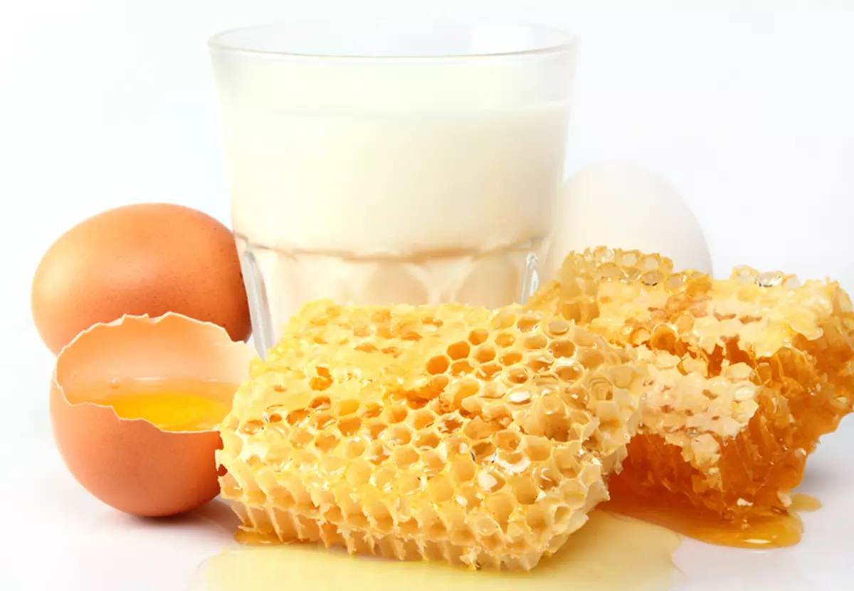 Маска кефир яйцо. Медовая маска. Молоко и яйца. Яйцо и мед. Молоко и мед.