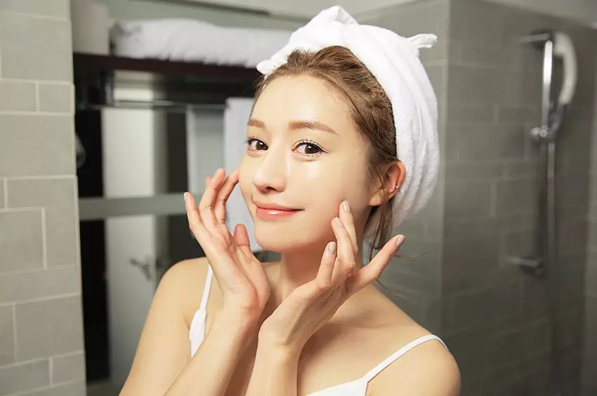 Ang Korean Face Skin Care: Mga lakang sa usa ka sistema sa 10-Speed ​​Procedure, kung giunsa ang paghimo sa usa ka phased, 10-lakang nga pamaagi 4249_20